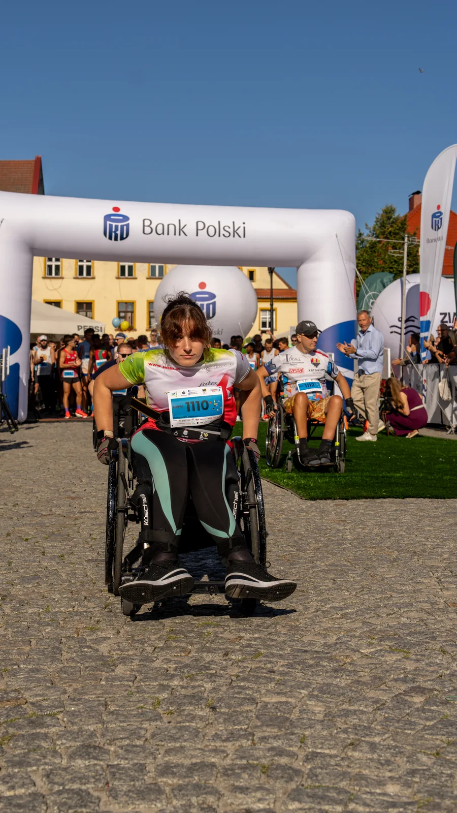 Biegacze pozują przed startem Tarnogórskiego Półmaratonu 2026 - fotografia sportowa Śląsk