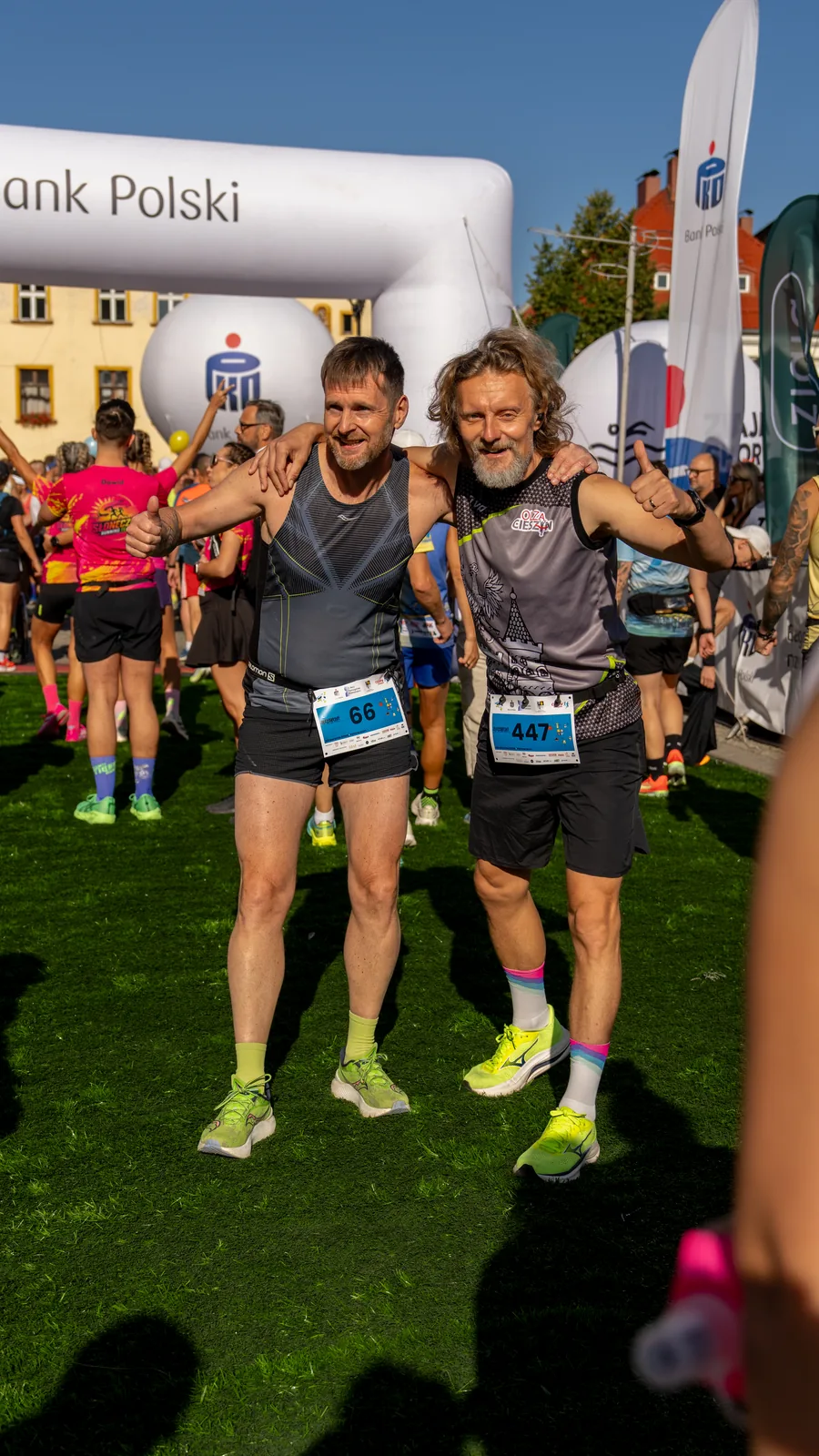 Biegacze przed startem 7. PKO Tarnogórskiego Półmaratonu na rynku - fotograf sportowy IKON Movie