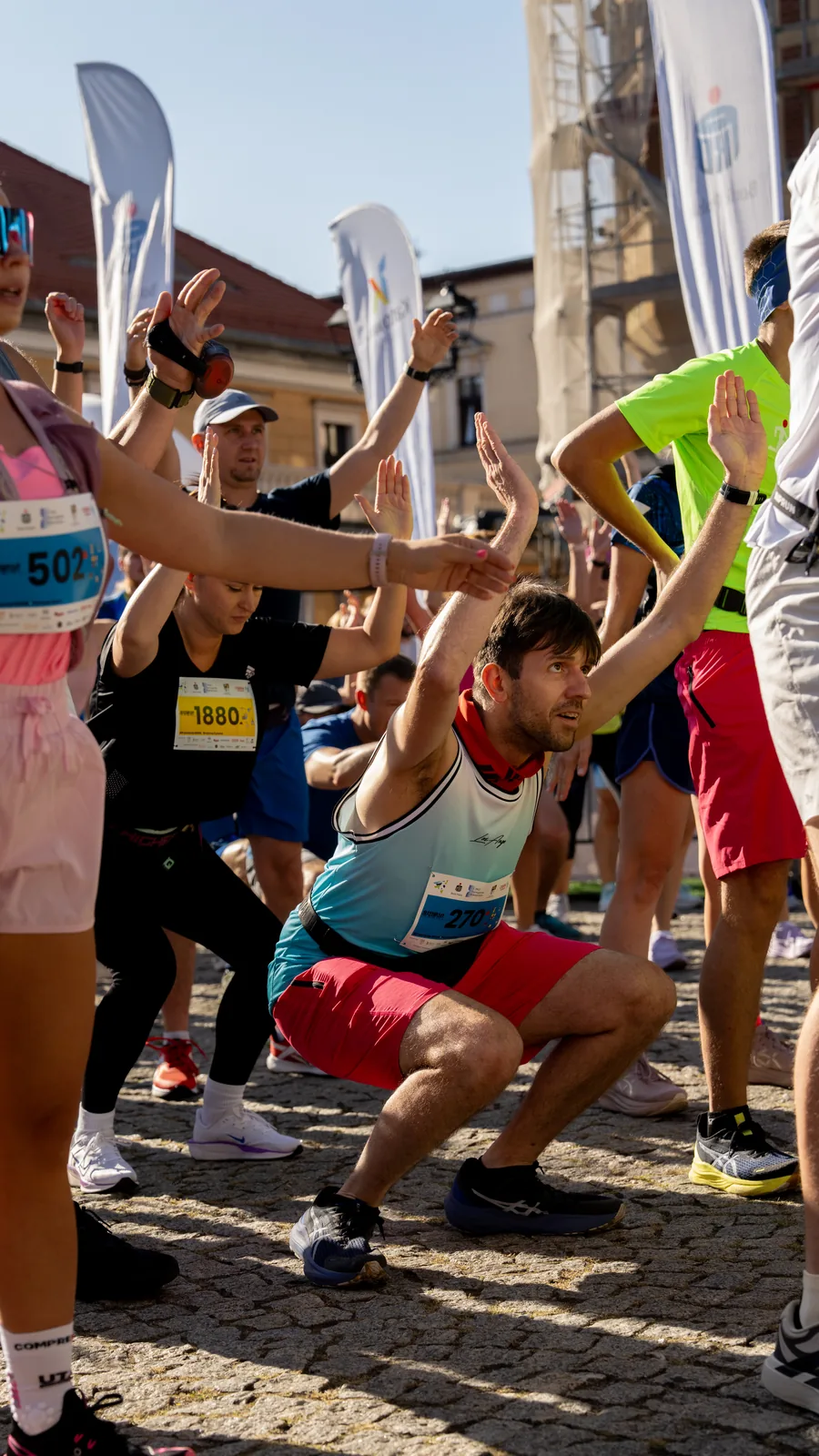 Rodzina z transparentem TATA BIEG dopinguje uczestnika półmaratonu - fotografia reportażowa