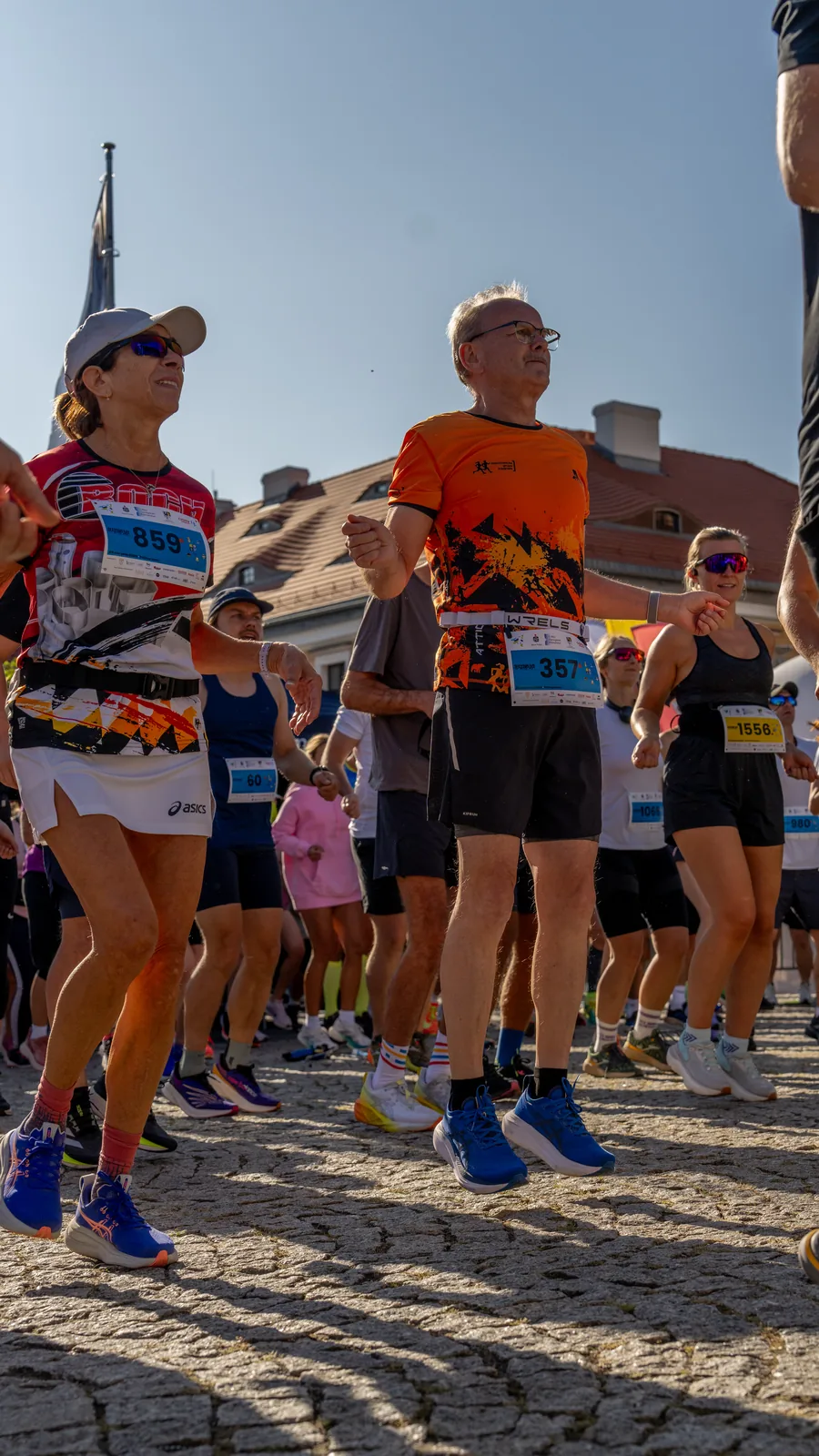 Biegaczka z tatuażem i numerem 502 na trasie 7. PKO Tarnogórskiego Półmaratonu