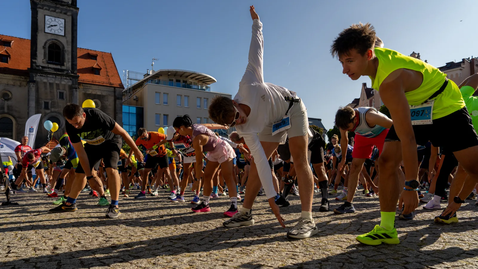 Biegacze na kocich łbach starego rynku podczas Tarnogórskiego Półmaratonu