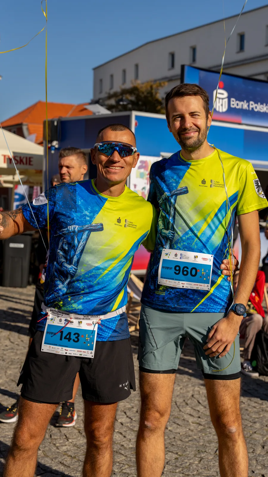 Zawodniczka na wózku sportowym przed bramą PKO na starcie półmaratonu - Tarnowskie Góry