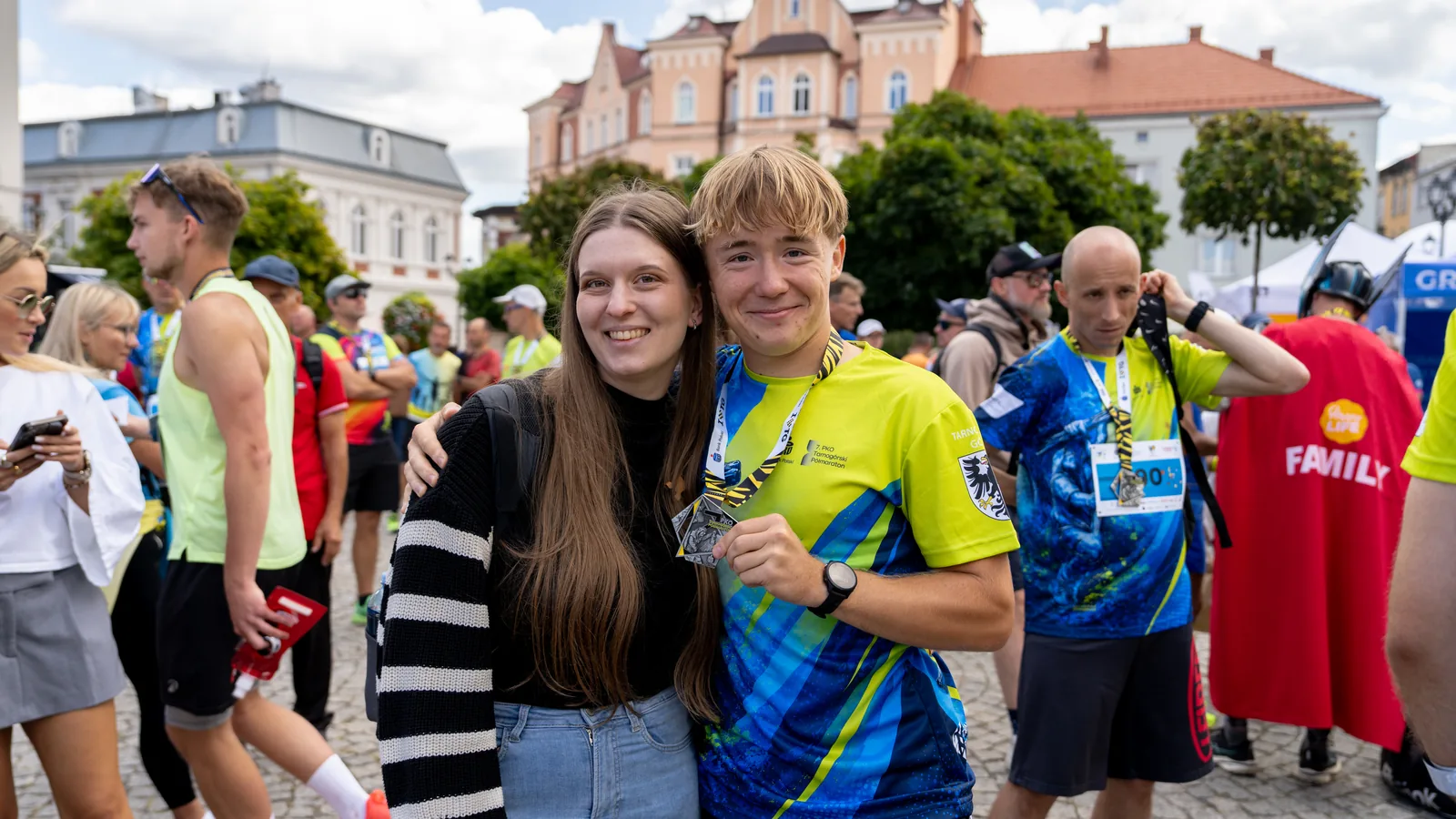 Rozgrzewka biegaczy na rynku Tarnowskich Gór z widokiem na Ratusz - Tarnogórski Półmaraton