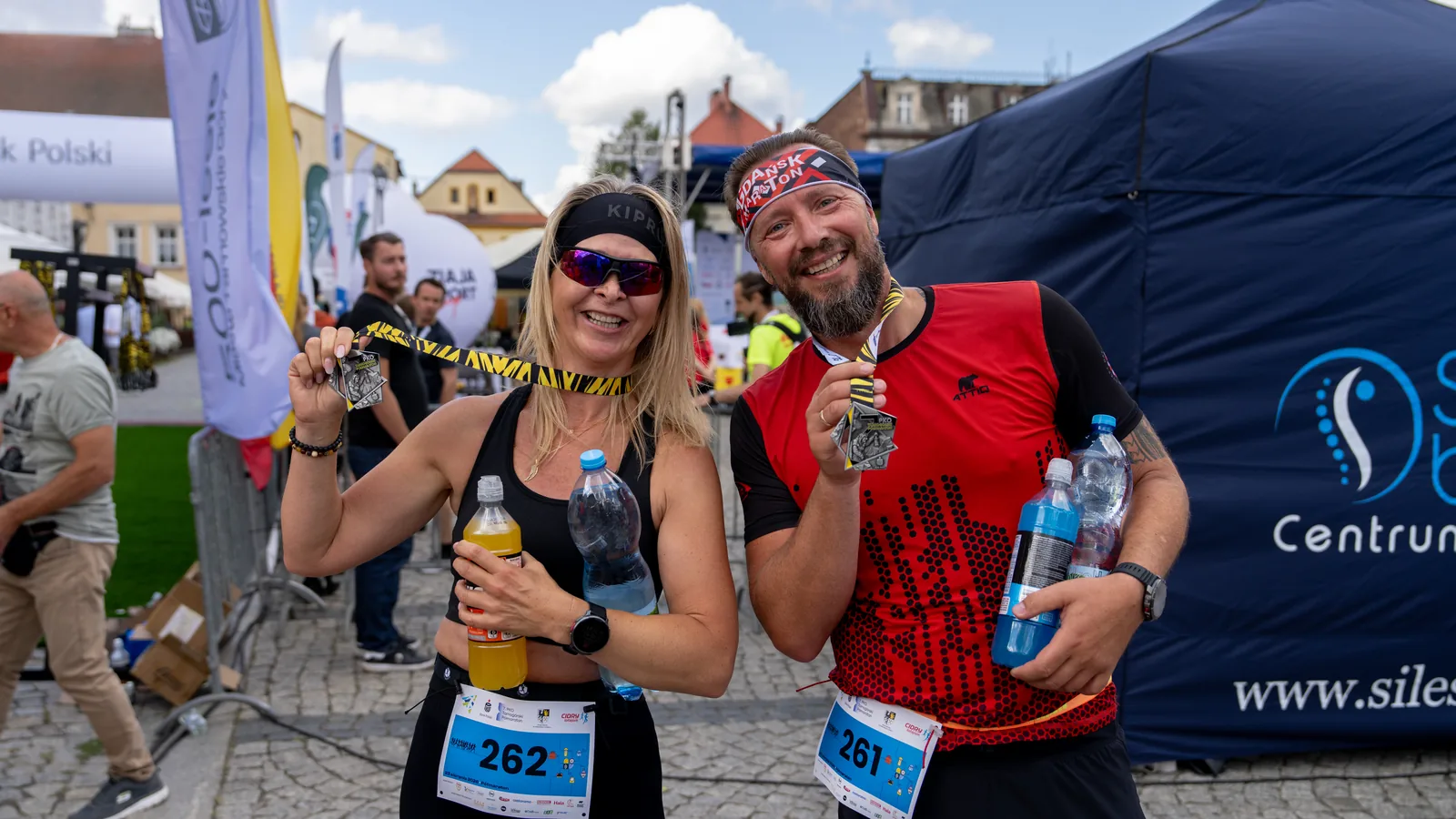 Uczestnicy w koszulkach cyklu PKO Korona Śląskich Półmaratonów 2026 - reportaż fotograficzny