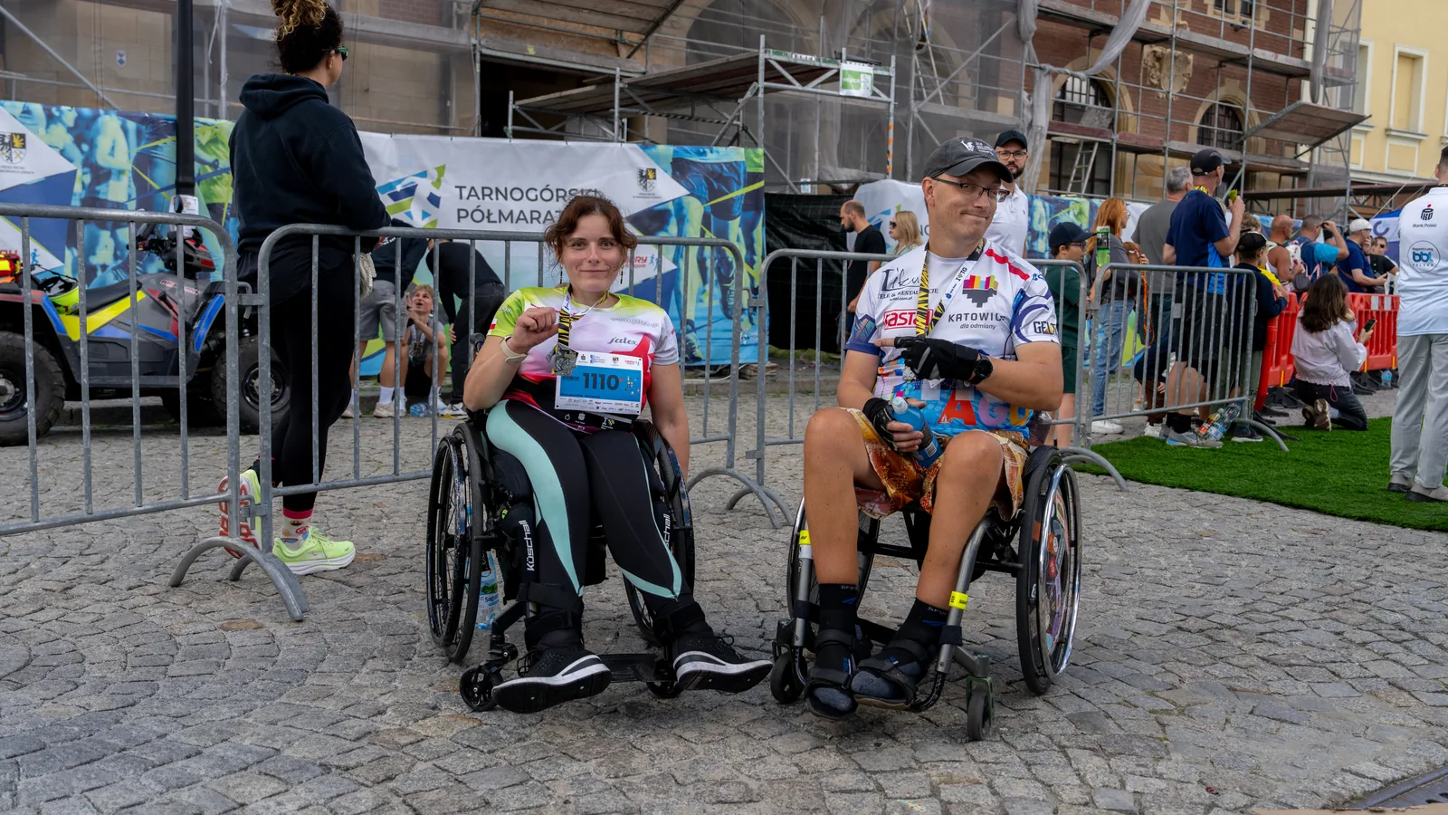 Dwaj biegacze z numerami startowymi pozują po biegu - Tarnogórski Półmaraton