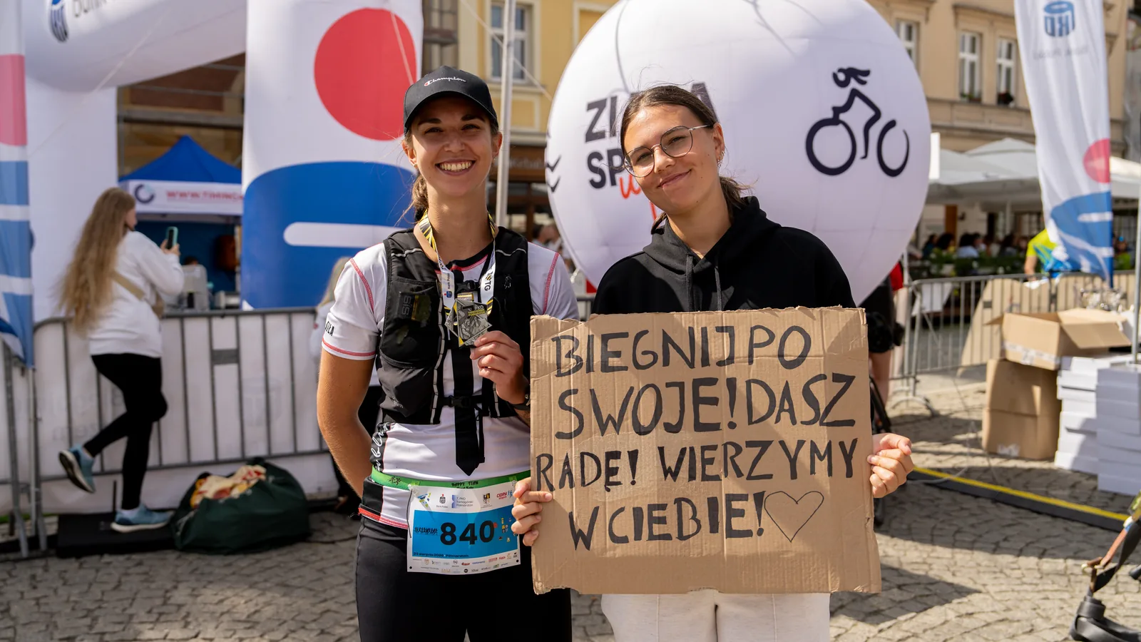 Kobieta z medalem Srebrnej Dyszki - konkurs towarzyszący Tarnogórskiemu Półmaratonowi