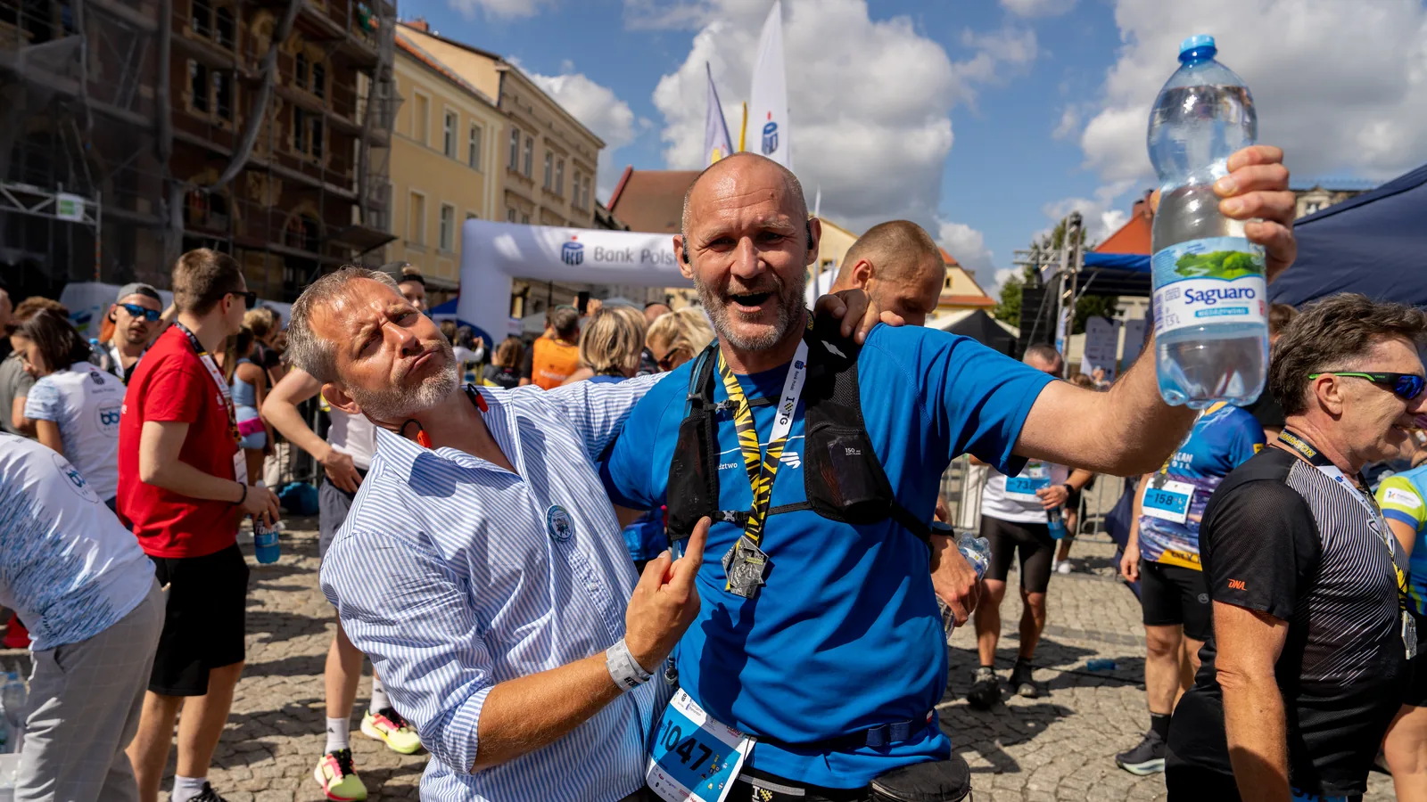 Kobieta i mężczyzna z medalami po ukończeniu półmaratonu - fotograf sportowy Śląsk