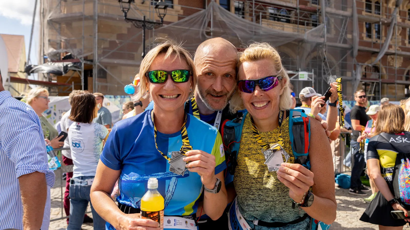 Uśmiechnięta uczestniczka Tarnogórskiego Półmaratonu z medalem - reportaż z mety