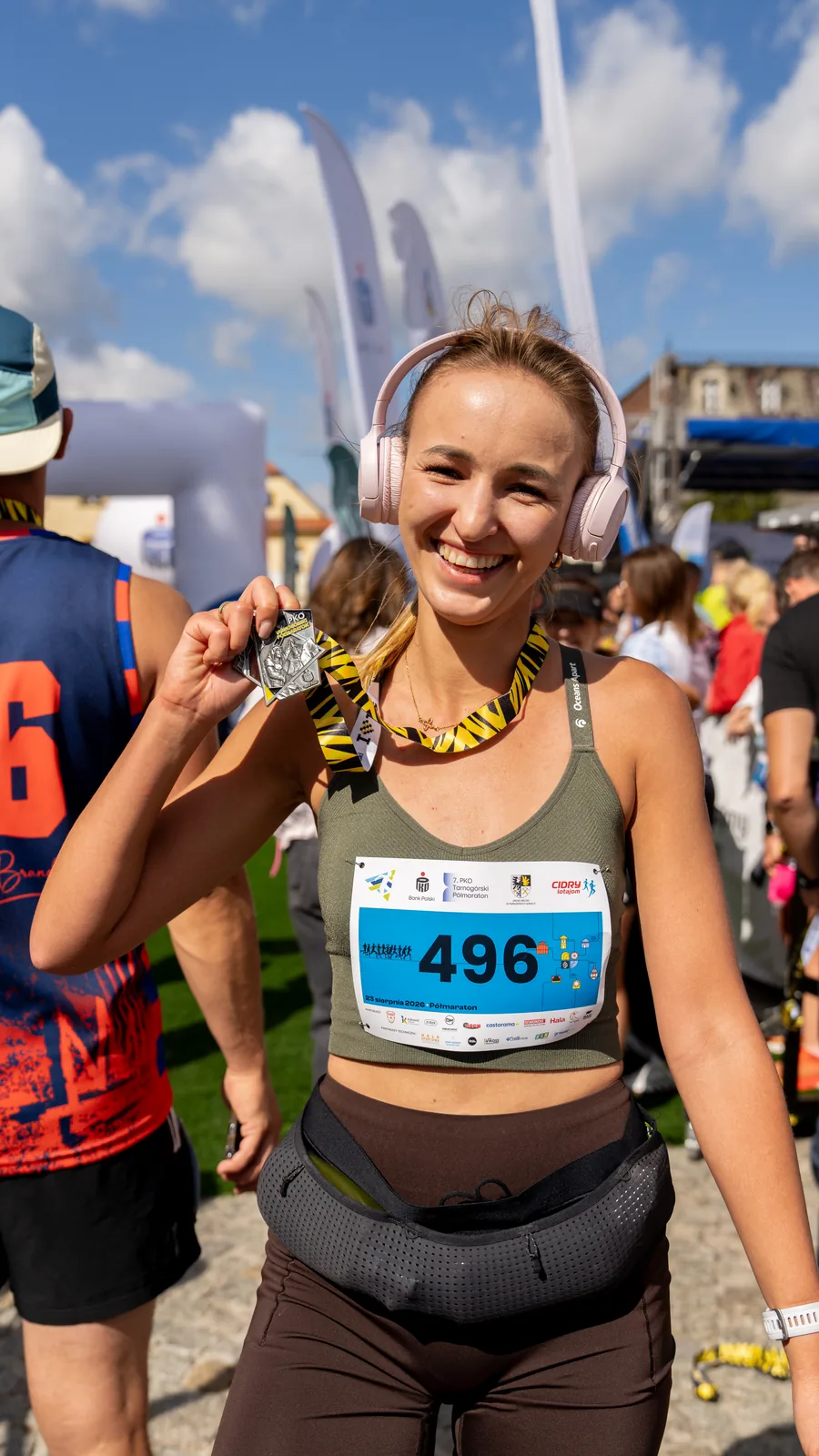 Para uczestników z medalami 7. PKO Tarnogórskiego Półmaratonu - reportaż zdjęciowy