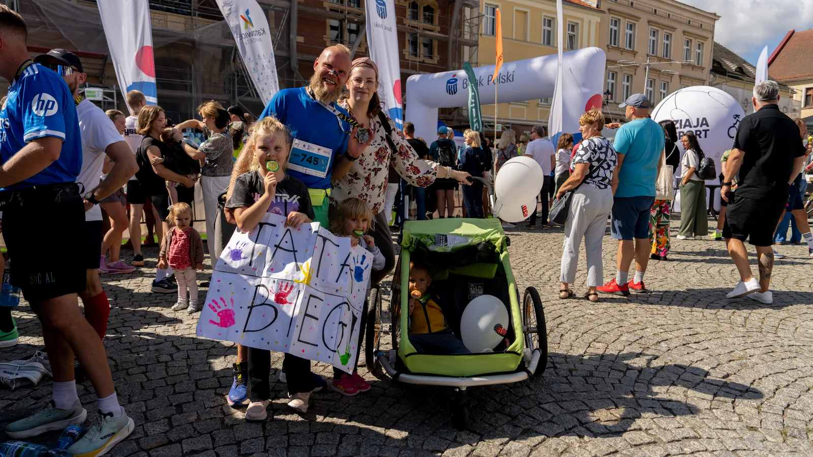 Rodzina z transparentem dopinguje ojca biegnącego w półmaratonie - Tarnowskie Góry