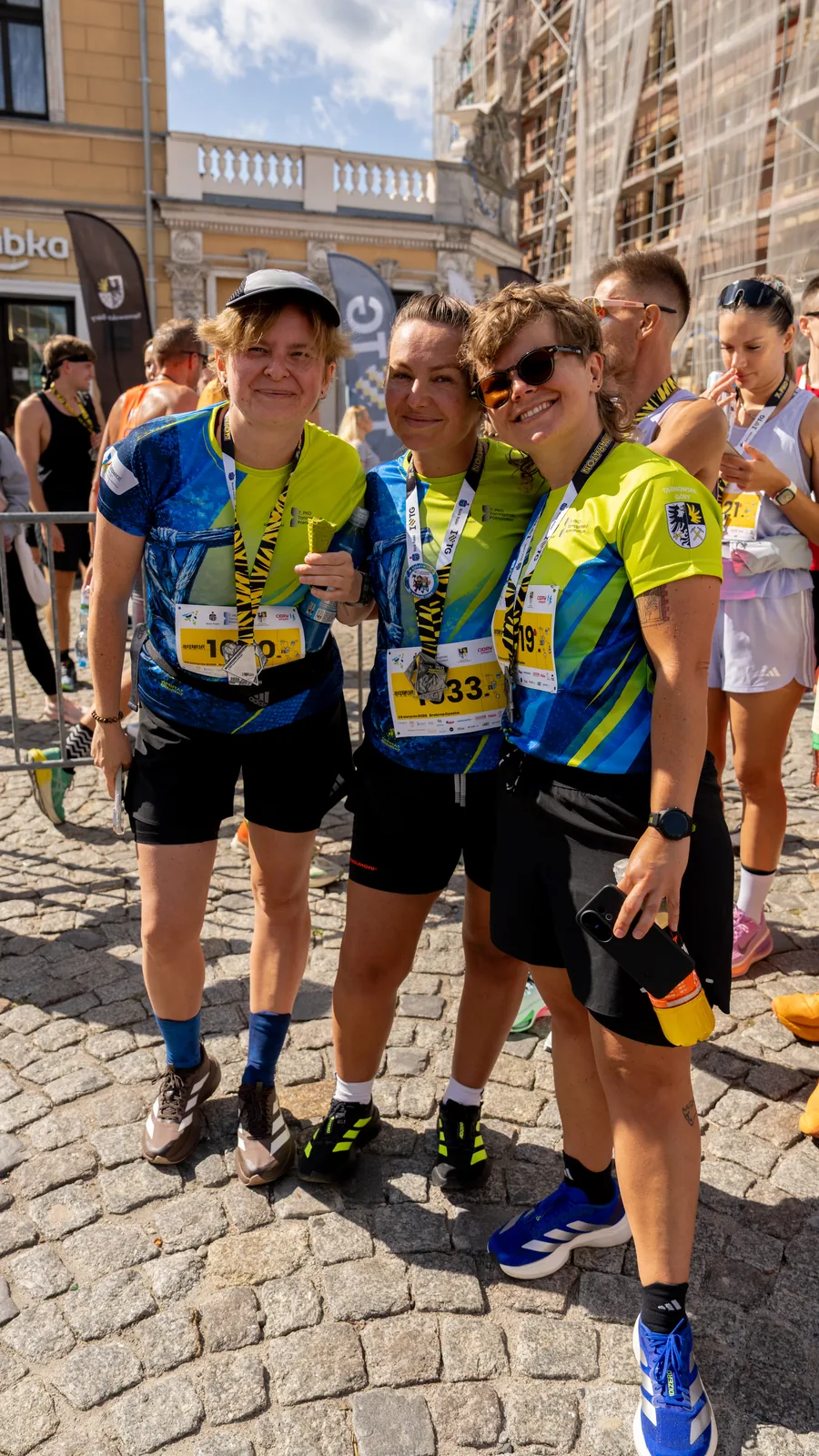 Trójka biegaczy w kostiumach Thor, Wiking, Asterix na Tarnogórskim Półmaratonie