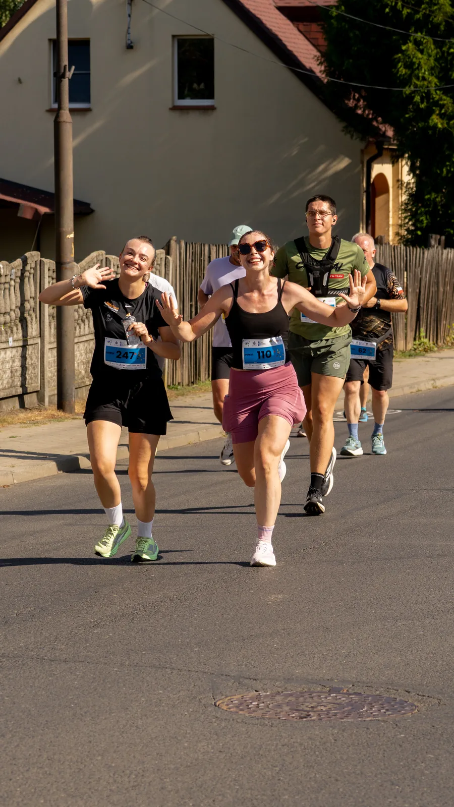 Zwycięski biegacz z medalami cyklu PKO Korona Śląskich Półmaratonów 2026
