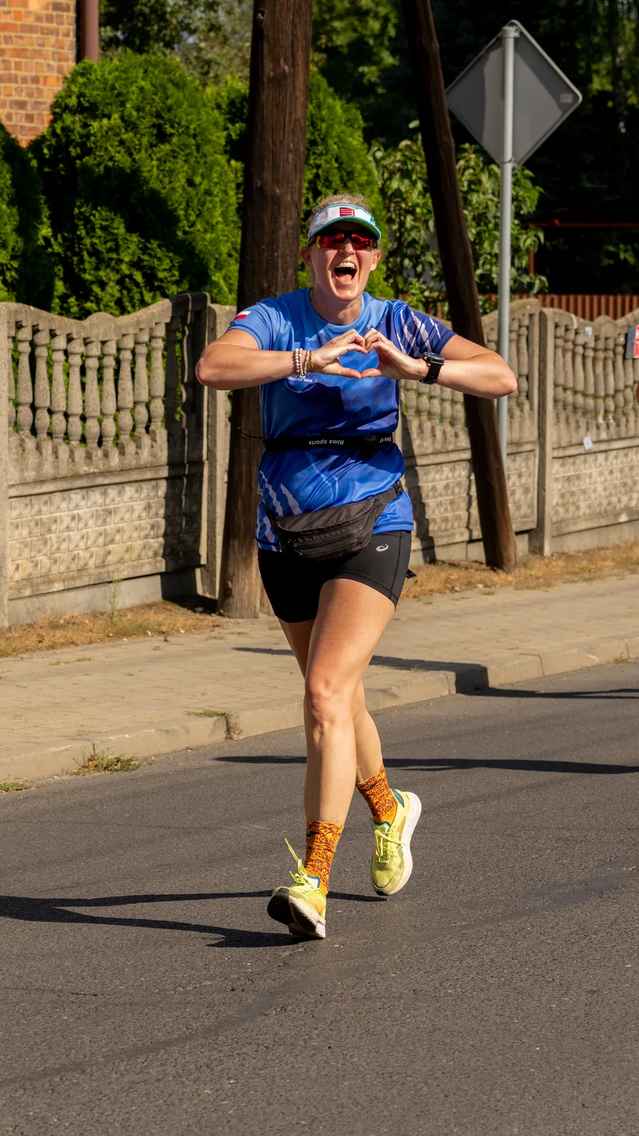 Dwaj koledzy z medalami po ukończeniu Tarnogórskiego Półmaratonu - fotografia mety