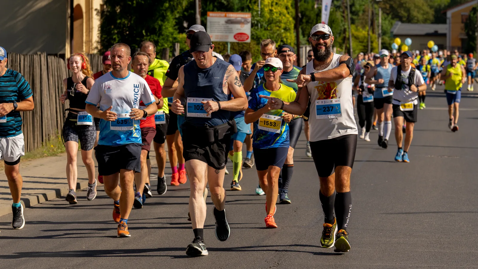 Uśmiechnięta uczestniczka Półmaratonu w rocznicowej koszulce jubileuszowej - Tarnowskie Góry