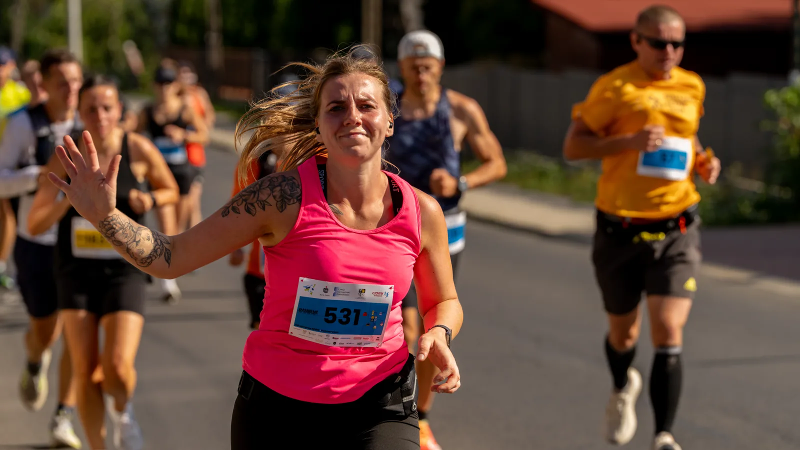 Zwycięska biegaczka po ukończeniu 7. PKO Tarnogórskiego Półmaratonu na scenie