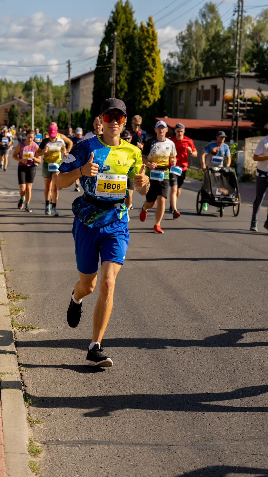 Kobieta z medalem Srebrnej Dyszki uśmiecha się do obiektywu - reportaż fotograficzny