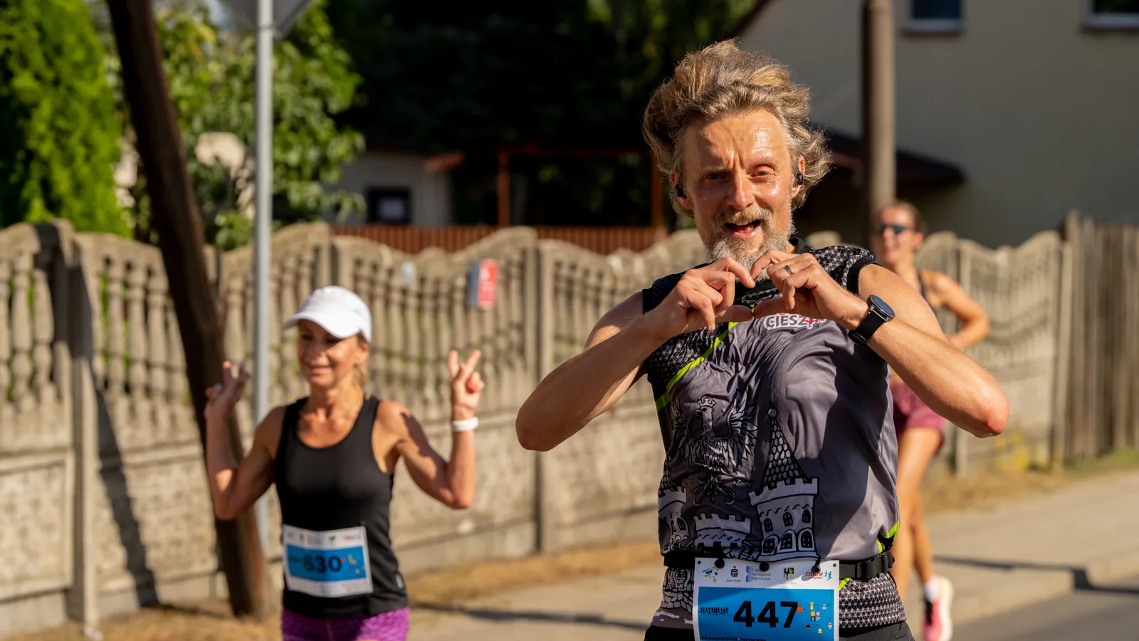 Prowadząca rozgrzewkę na scenie 7. PKO Tarnogórskiego Półmaratonu - reportaż eventowy