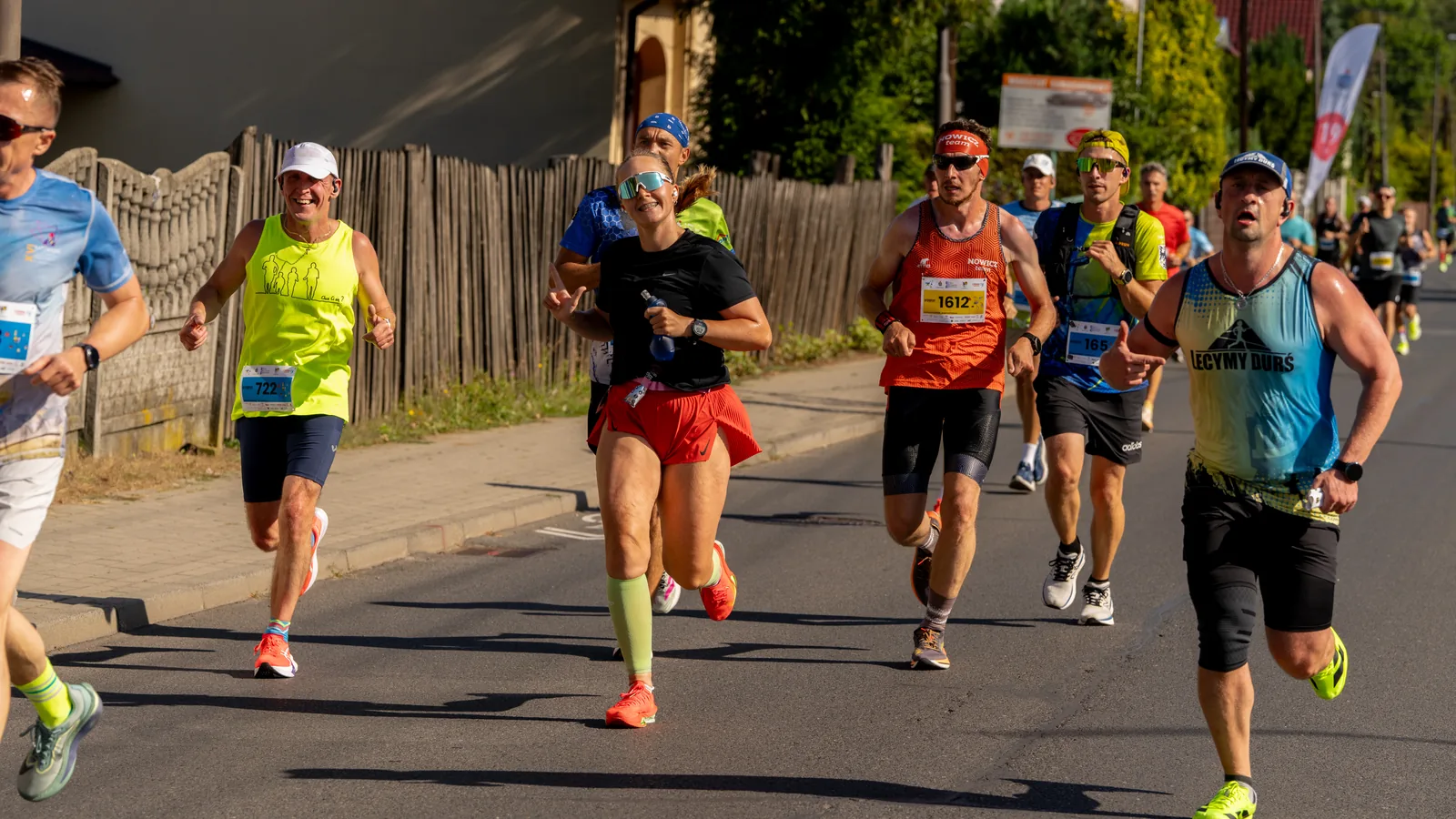 Biegaczka z numerem 502 wśród uczestników półmaratonu - fotografia sportowa Śląsk