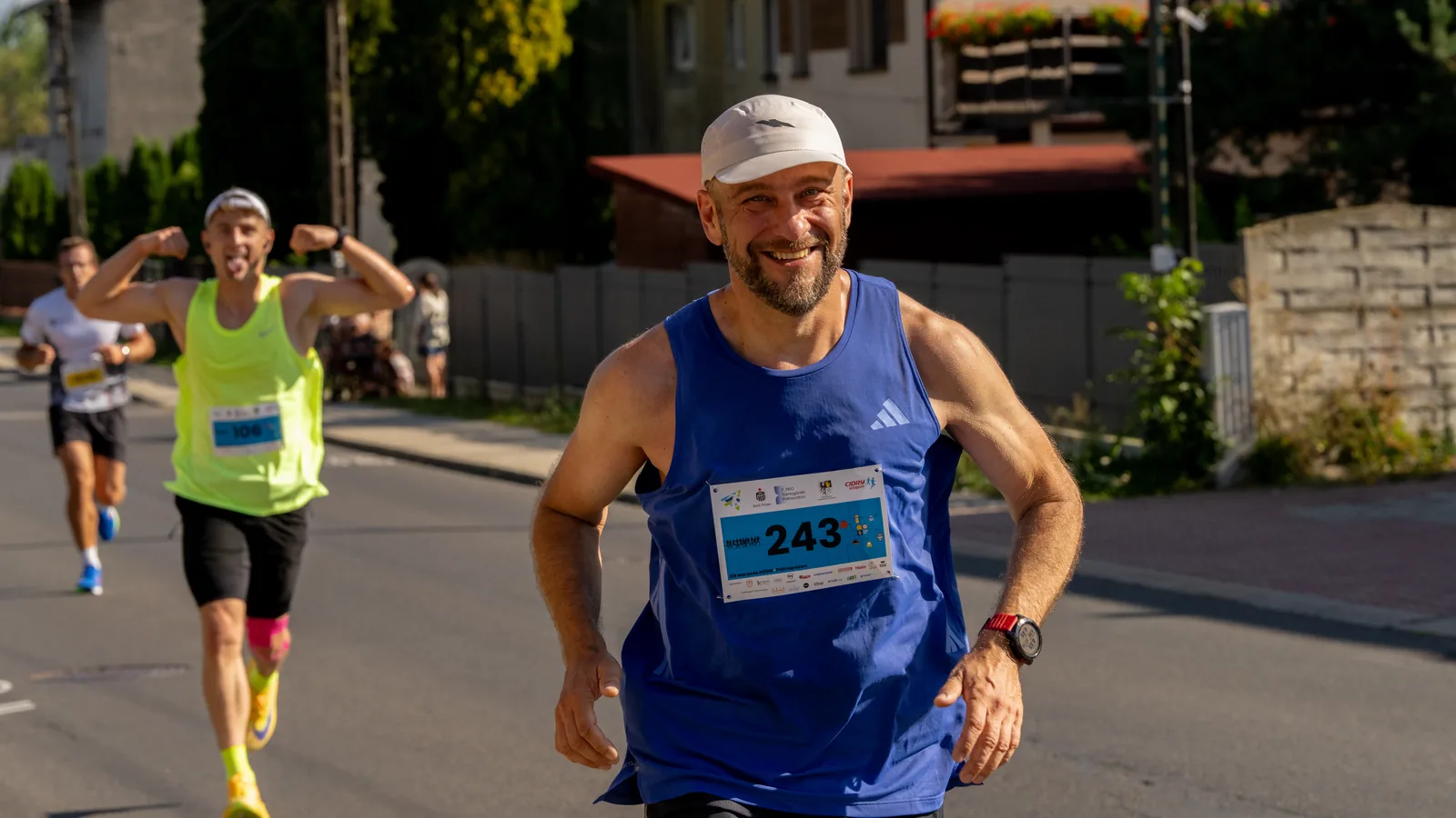 Rozgrzewka masowa przed startem półmaratonu w Tarnowskich Górach - fotograf sportowy