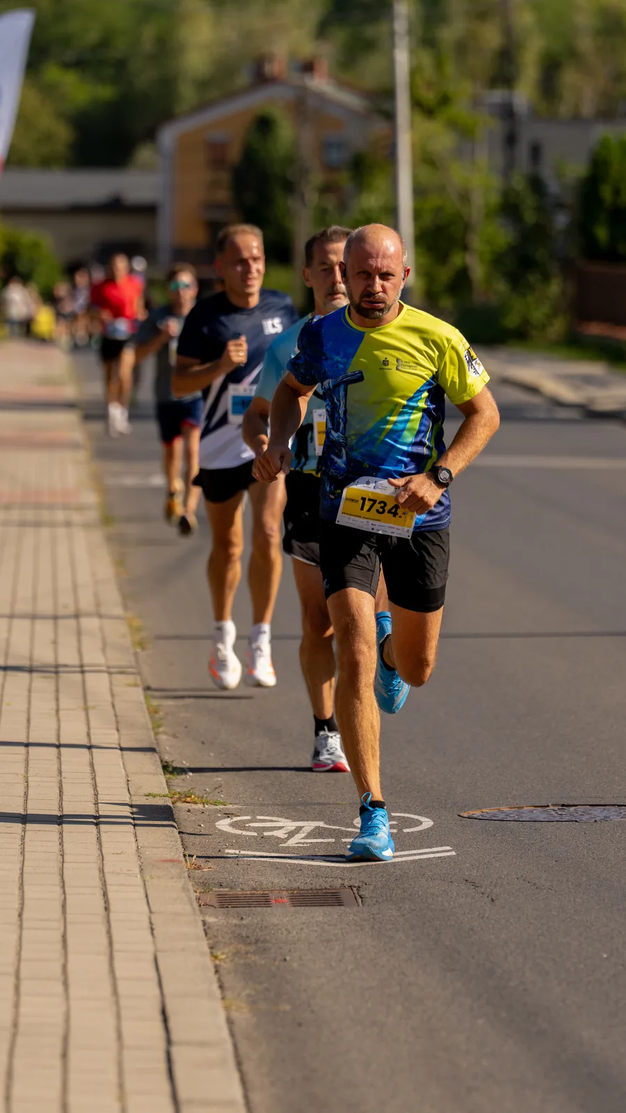 Uczestniczka Tarnogórskiego Półmaratonu z medalem po biegu - reportaż fotograficzny IKON Movie