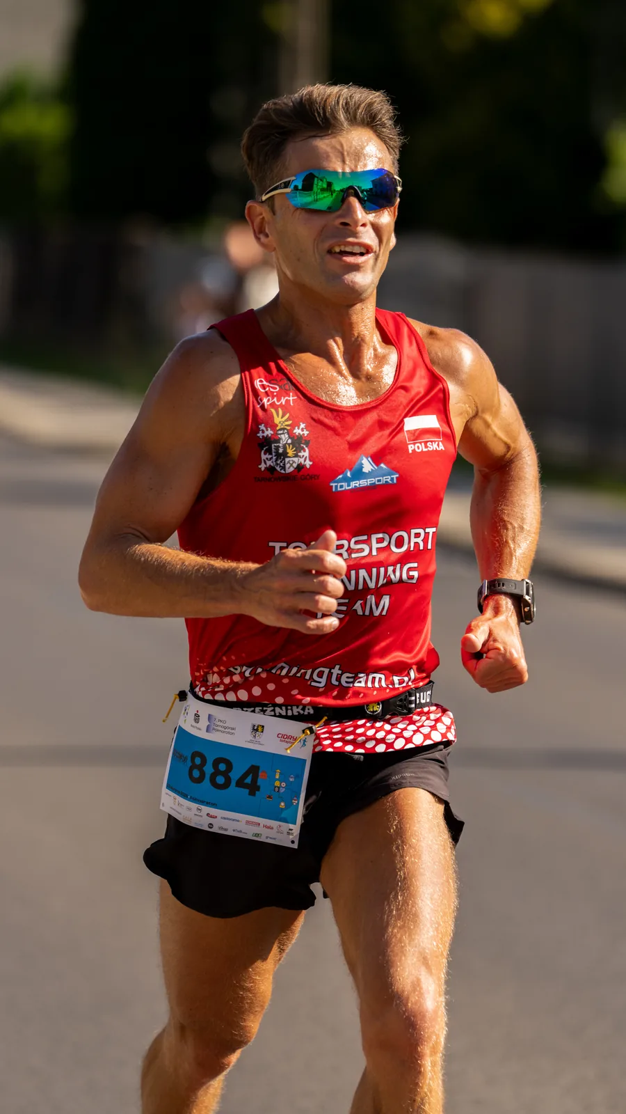Ekipa uczestników Tarnogórskiego Półmaratonu 2026 z medalami na rynku - fotografia grupowa