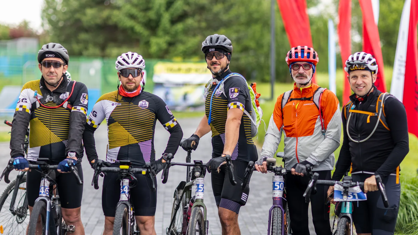 Uczestnicy rajdu Tour de GZM - wspólne zdjęcie kolarzy przed startem