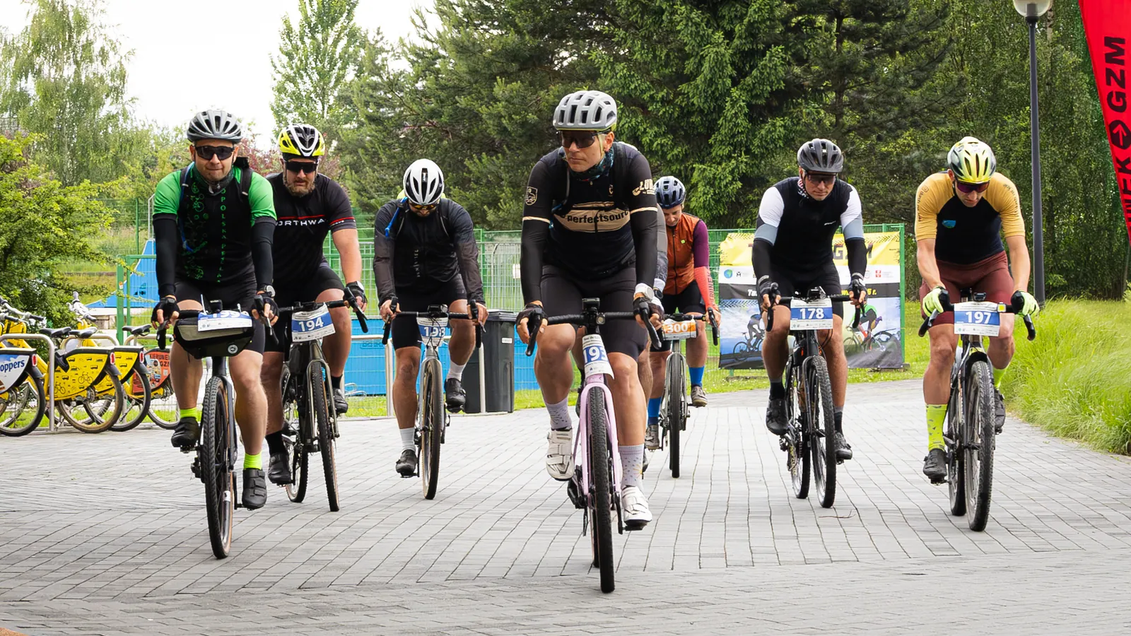 Start rajdu rowerowego Tour de GZM - uczestnicy z numerami startowymi, Metropolia GZM Śląsk