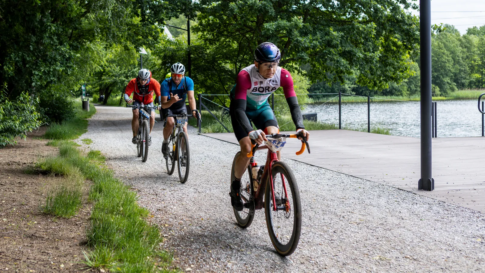 Kolarze Tour de GZM na ścieżce nad jeziorem - tereny rekreacyjne Metropolii GZM