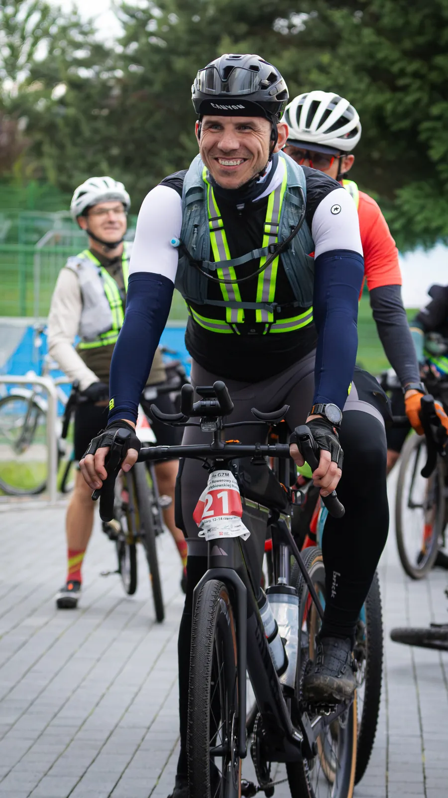 Kolarz na trasie piątkowego etapu rajdu Tour de GZM