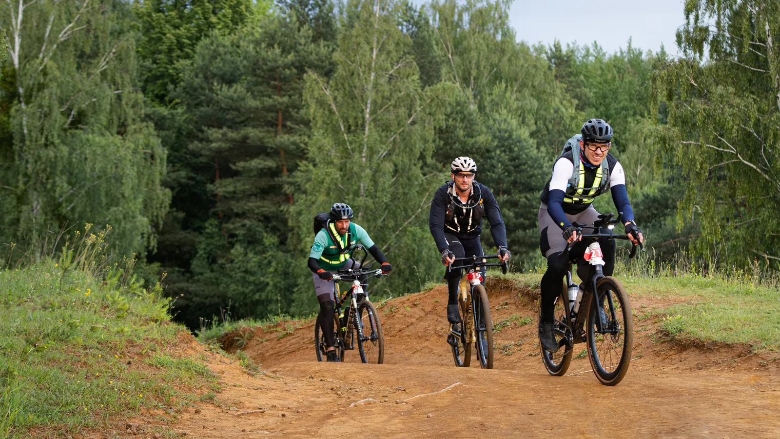 Kolarze Tour de GZM na leśnej trasie gravelowej - piątkowy etap rajdu