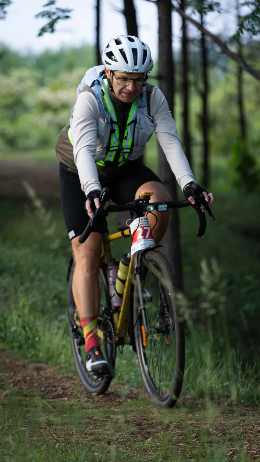 Uczestnik rajdu Tour de GZM na leśnym single tracku wśród sosen